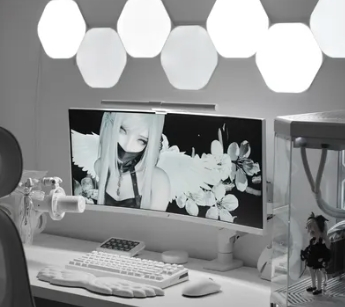 Single flat monitor setup with Quntis white monitor light