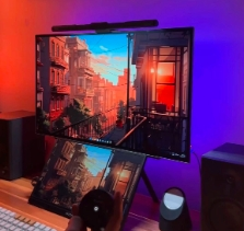 Stacked screen setup with Quntis light bar